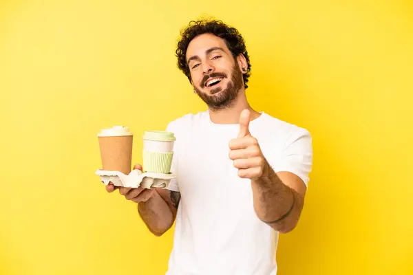Çılgın Sakallı Adam Gururlu Olumlu Gülümsüyor Kahve Konseptini Kaldır — Stok fotoğraf