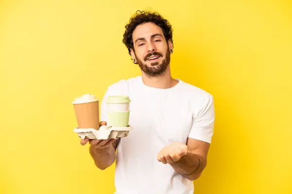Çılgın Sakallı Adam Arkadaşça Gülümsüyor Bir Konsept Sunuyor Kahve Konseptini — Stok fotoğraf