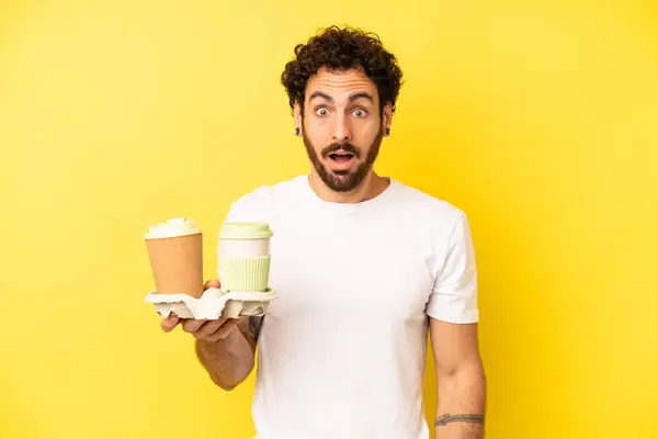 Çılgın Sakallı Adam Çok Şaşırmış Şok Olmuş Görünüyor Kahve Konseptini — Stok fotoğraf