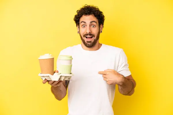 Çılgın Sakallı Adam Mutlu Hissediyor Heyecanla Kendini Işaret Ediyor Kahve — Stok fotoğraf