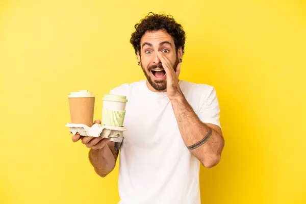 Çılgın Sakallı Adam Mutlu Hissediyor Elleri Ağzının Kenarında Bağırıyor Kahve — Stok fotoğraf