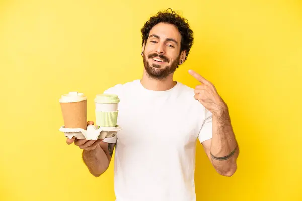 Çılgın Sakallı Adam Kendi Gülüşünü Göstererek Sırıtıyor Kahve Konseptini Kaldır — Stok fotoğraf