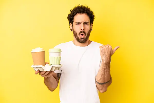 Çılgın Sakallı Adam Inançsızlığa Hayret Ediyor Kahve Konseptini Kaldır — Stok fotoğraf