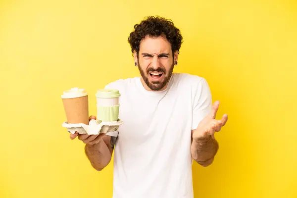 Çılgın Sakallı Adam Sinirli Sinirli Sinirli Görünüyor Kahve Konseptini Kaldır — Stok fotoğraf