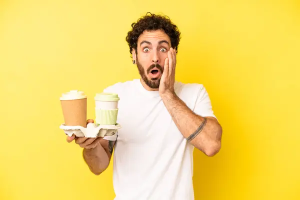 Çılgın Sakallı Adam Şok Olmuş Korkmuş Hissediyor Kahve Konseptini Kaldır — Stok fotoğraf