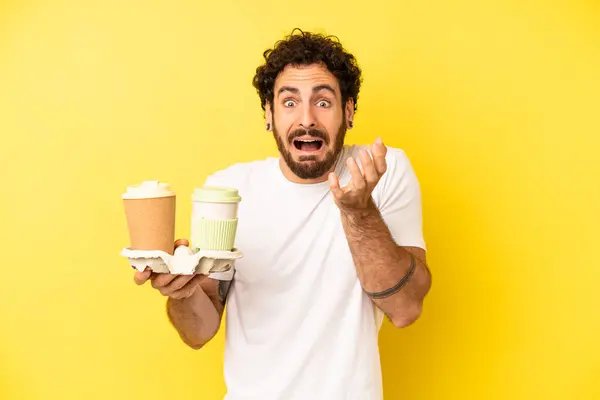 Çılgın Sakallı Adam Umutsuz Sinirli Stresli Görünüyor Kahve Konseptini Kaldır — Stok fotoğraf