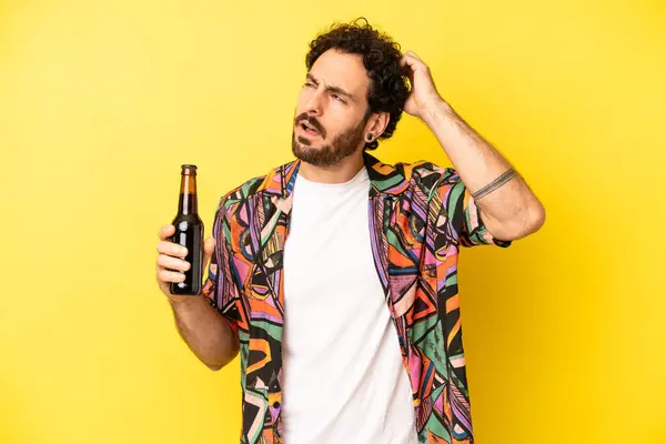 Homem Barbudo Louco Sentindo Intrigado Confuso Coçando Cabeça Cerveja Férias — Fotografia de Stock