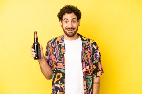 Szalony Brodaty Mężczyzna Wygląda Szczęśliwego Mile Zaskoczonego Koncepcja Piwa Wakacji — Zdjęcie stockowe