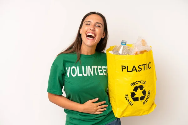 ヒスパニックの若い大人の女性は陽気な冗談で大声で笑っています リサイクルと生態学の概念 — ストック写真