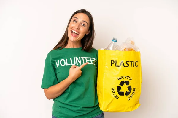 Hispanic Young Adult Woman Smiling Cheerfully Feeling Happy Pointing Side — Foto Stock