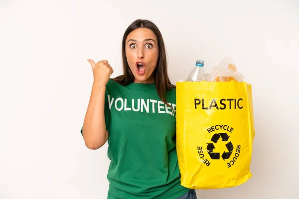 Hispanic Young Adult Woman Looking Astonished Disbelief Recycle Ecology Concept — Zdjęcie stockowe