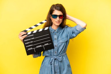 Kafkasyalı bir kadın stresli, endişeli ya da korkmuş, elleri başının üstünde. film ya da film konsepti