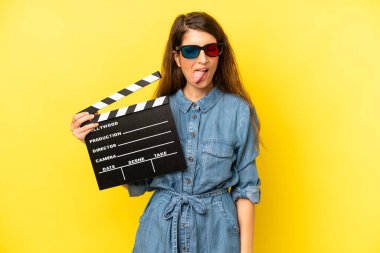 Neşeli ve asi tavırları olan, şaka yapan ve dilini dışarı çıkaran oldukça beyaz bir kadın. film ya da film konsepti