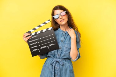 Oldukça beyaz bir kadın stresli, endişeli, yorgun ve hayal kırıklığına uğramış hissediyor. film ya da film konsepti