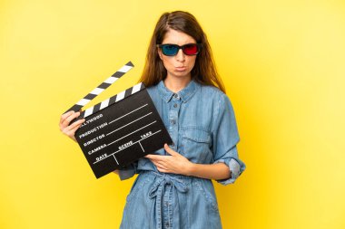 Kafkasyalı bir kadın üzgün ve mızmızlanıyor. Mutsuz bir bakışı var ve ağlıyor. film ya da film konsepti