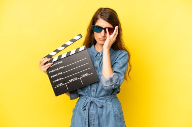 Oldukça beyaz bir kadın bıkkın, hayal kırıklığına uğramış ve yorucu bir geceden sonra uykulu hissediyor. film ya da film konsepti