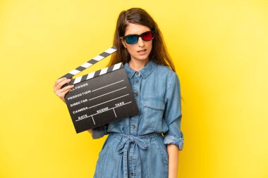 Kafası karışmış ve kafası karışmış beyaz bir kadın. film ya da film konsepti