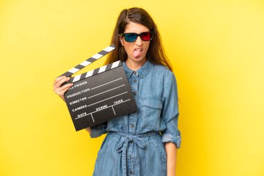 Kafkasyalı bir kadın iğreniyor, sinirleniyor ve dili dışarı çıkıyor. film ya da film konsepti