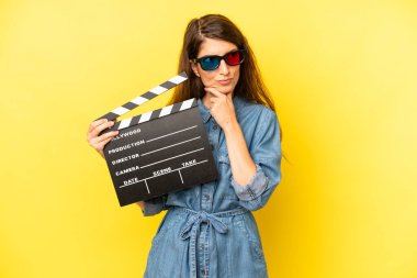 Kafkasyalı bir kadın düşünüyor, kuşkulu ve şaşkın hissediyor. film ya da film konsepti