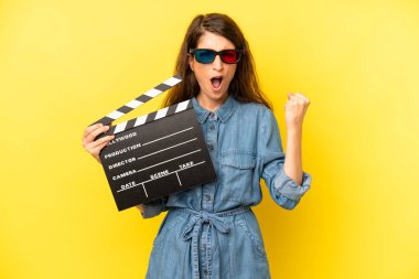 Kafkas bir kadın sinirli bir ifadeyle agresif bir şekilde bağırıyor. film ya da film konsepti