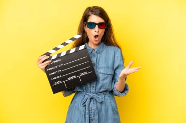 Kafkasyalı bir kadın son derece şaşırmış ve şok olmuş hissediyor. film ya da film konsepti