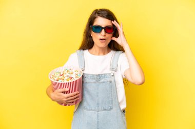 Kafkasyalı bir kadın mutlu, şaşkın ve şaşırmış görünüyor. film ya da film konsepti