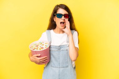 Kafkasyalı bir kadın kendini mutlu hissediyordu, elleri ağızının yanında bağırıyordu. film ya da film konsepti