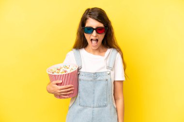 Oldukça beyaz bir kadın agresif bir şekilde bağırıyor, çok kızgın görünüyor. film ya da film konsepti