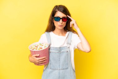 Kafkasyalı bir kadın şaşırmış görünüyor, yeni bir düşünce, fikir ya da konsept fark ediyor. film ya da film konsepti