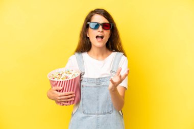 Kafkasyalı bir kadın umutsuz, sinirli ve stresli görünüyor. film ya da film konsepti