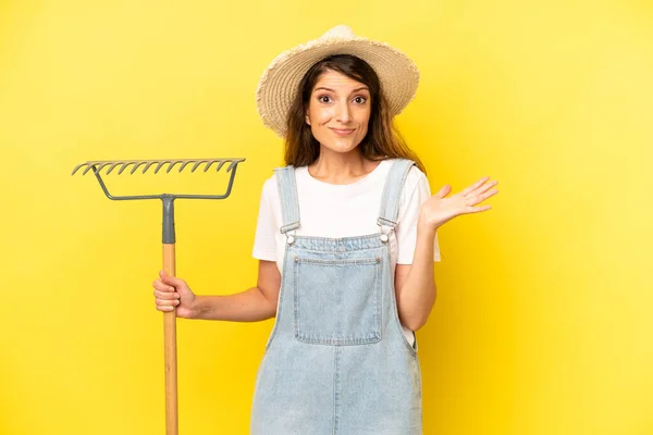 Pretty Caucasian Woman Feeling Puzzled Confused Doubting Farmer Concept —  Fotos de Stock