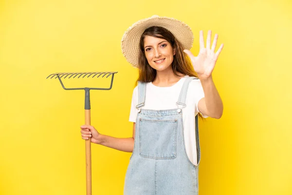 Pretty Caucasian Woman Smiling Looking Friendly Showing Number Five Farmer — Stock Photo, Image