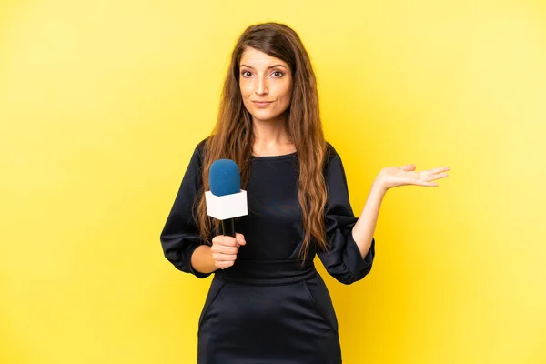 Pretty Caucasian Woman Feeling Puzzled Confused Doubting Presenter Concept — Zdjęcie stockowe