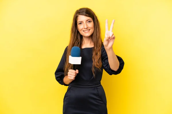Pretty Caucasian Woman Smiling Looking Friendly Showing Number Two Presenter — Stok fotoğraf