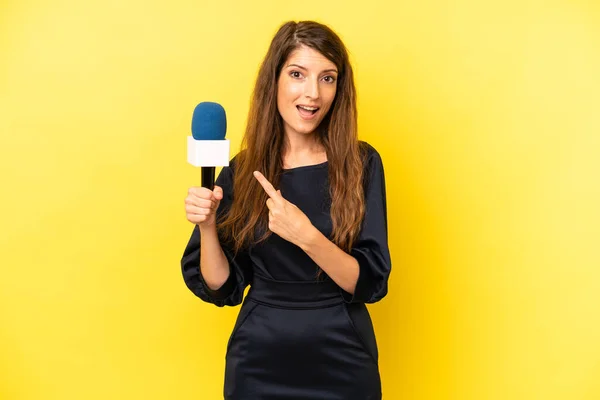 Pretty Caucasian Woman Looking Excited Surprised Pointing Side Presenter Concept — Zdjęcie stockowe