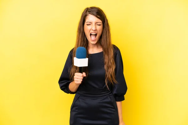 Pretty Caucasian Woman Shouting Aggressively Looking Very Angry Presenter Concept — Zdjęcie stockowe