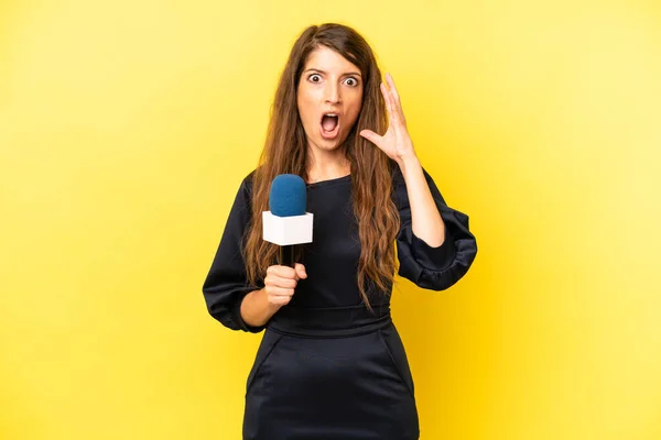 Pretty Caucasian Woman Screaming Hands Air Presenter Concept — Zdjęcie stockowe