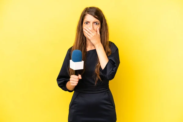 Pretty Caucasian Woman Covering Mouth Hands Shocked Presenter Concept — Zdjęcie stockowe