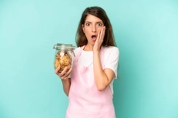 Pretty Caucasian Woman Feeling Shocked Scared Home Made Cookies Concept — Stock Photo, Image