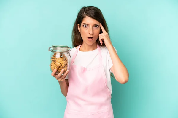 Pretty Caucasian Woman Looking Surprised Realizing New Thought Idea Concept — Stockfoto