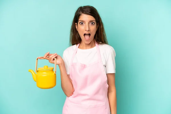 Pretty Caucasian Woman Looking Very Shocked Surprised Housewife Teapot — Stock Photo, Image