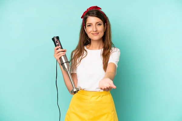 Pretty Caucasian Woman Smiling Happily Friendly Offering Showing Concept Housekeeper — Stockfoto