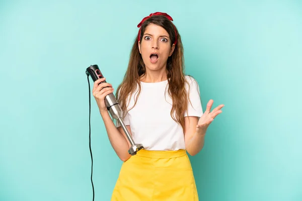 Pretty Caucasian Woman Amazed Shocked Astonished Unbelievable Surprise Housekeeper Hand — Fotografia de Stock