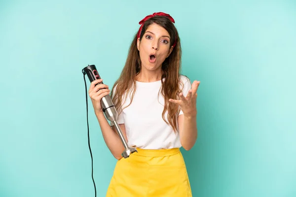 Pretty Caucasian Woman Feeling Extremely Shocked Surprised Housekeeper Hand Blender — Stockfoto