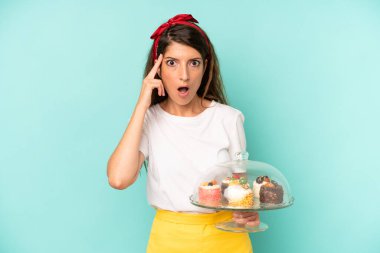 Kafkasyalı bir kadın şaşırmış görünüyor, yeni bir düşünce, fikir ya da konsept fark ediyor. Ev yapımı kek konsepti