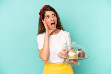 Kafkasyalı bir kadın mutlu, heyecanlı ve şaşırmış hissediyor. Ev yapımı kek konsepti