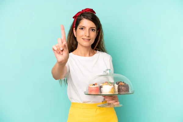 Bonita Mujer Caucásica Sonriendo Buscando Amigable Mostrando Número Uno Concepto —  Fotos de Stock