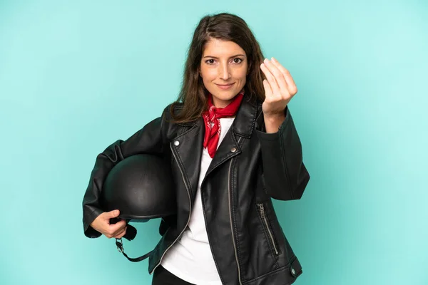 一个漂亮的高加索女人 做着花言巧语或金钱的手势 叫你付钱 骑摩托车的人和头盔 — 图库照片