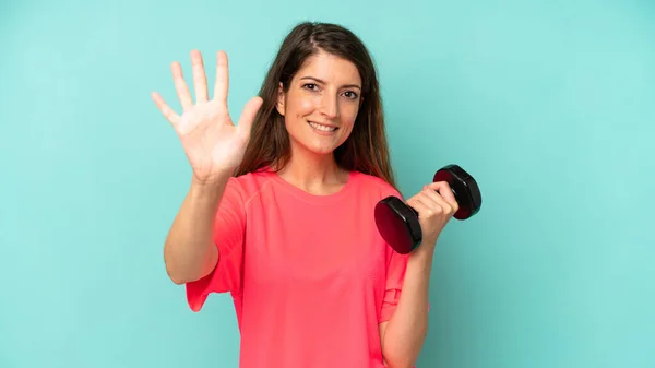 Pretty Caucasian Woman Smiling Looking Friendly Showing Number Five Fitness — Foto Stock