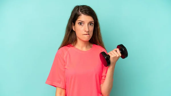 Pretty Caucasian Woman Looking Puzzled Confused Fitness Dumbbell Concept — Photo
